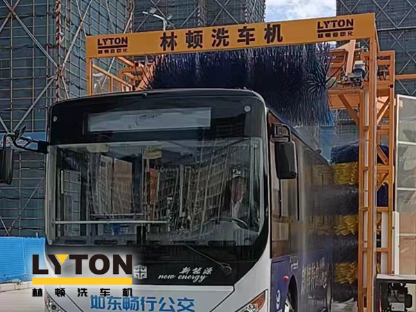 讓出行更美好！通州暢行公交配置lyton三刷大型通道式大巴洗車機(jī)