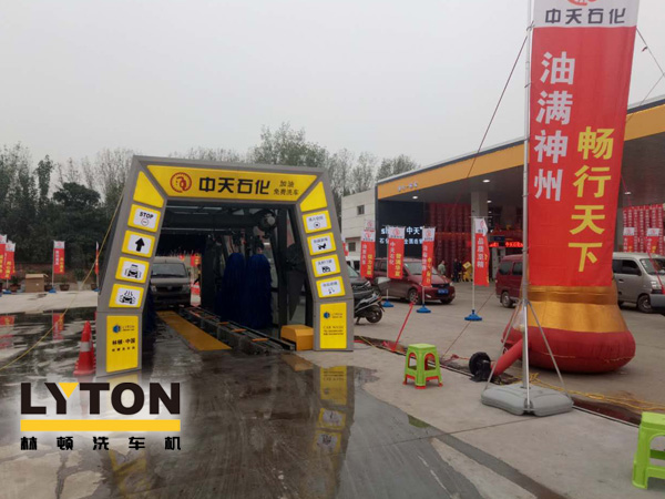 FX-11-7七刷隧道式連續(xù)洗車機整機航空鋁合金材質(zhì)加工而成，國際高端洗車機制造工藝。外形美觀新穎、大方。