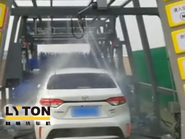 快速高效，洗車效率最高可達(dá)40—60輛/時(shí)，該系列洗車機(jī)是對(duì)要求洗車量比較大的汽車洗車場所之更佳選擇產(chǎn)品，如：加油站、汽車美容店、4S店......