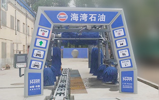 致力加油站價(jià)值鏈運(yùn)營的營銷管理，為更多的品質(zhì)車主提供優(yōu)質(zhì)服務(wù)！GULF海灣石油加油站配置林頓FX11系列隧道式電腦洗車機(jī)