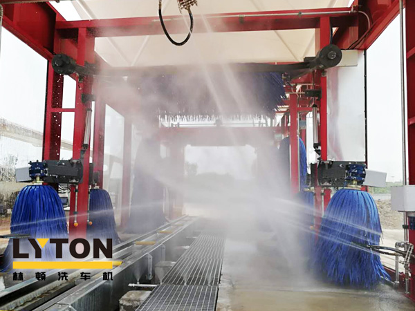 連續(xù)通過式洗車工藝、高效清洗速度！林頓fx80型隧道式電腦洗車機(jī)