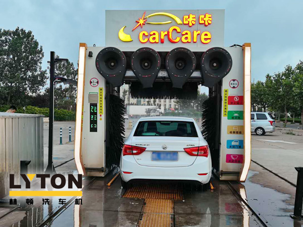 綜合性服務加油場站常態(tài)化！加油超30L免費洗車，山東日照中石油carCare咔咔配置龍門往復式電腦洗車機