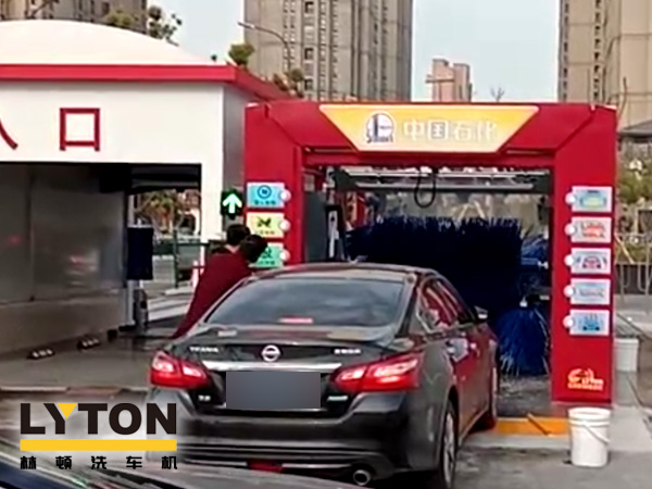 常州中石化FX-11-7雙風(fēng)機(jī)7刷電腦洗車機(jī)設(shè)備交付使用，現(xiàn)場排起來了長龍。