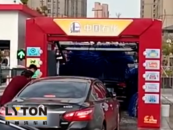 常州中石化FX-11-7雙風(fēng)機(jī)7刷電腦洗車機(jī)設(shè)備交付使用，現(xiàn)場排起來了長龍。