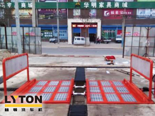 經(jīng)濟型工程車輛自動洗輪機是林頓電腦洗車機專為沖洗各類工程車輛的輪胎及底盤而設(shè)計，該設(shè)備結(jié)構(gòu)簡單，功能齊全，高壓沖洗工程車輛底盤及兩側(cè)。