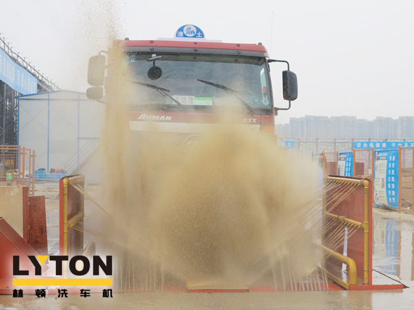 專為沖洗各類礦場運輸車輛輪胎、底盤及兩側(cè)。集水循環(huán)使用、結(jié)構(gòu)輕、安裝便等諸多優(yōu)點——林頓電腦洗車機系列格柵式洗輪機 