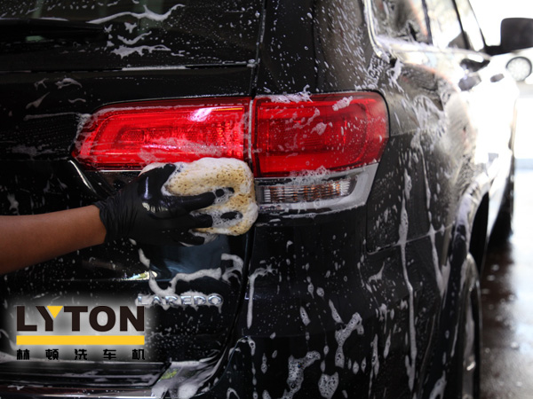 電腦洗車機洗車時代，其優(yōu)勢無需多言。極高洗車效率、節(jié)約水資源、符合環(huán)保要求、降低經(jīng)營成本、經(jīng)營者獲利更大。 