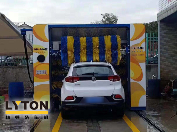 您的愛車也需要華麗與整潔的外表。那么接下來各位可要注意了，中魯石化加油站配置GD-20A型龍門往復(fù)式全自動(dòng)電腦洗車機(jī)！加油也可免費(fèi)洗車機(jī)啦！快來體驗(yàn)免費(fèi)的智能洗車服務(wù)吧。