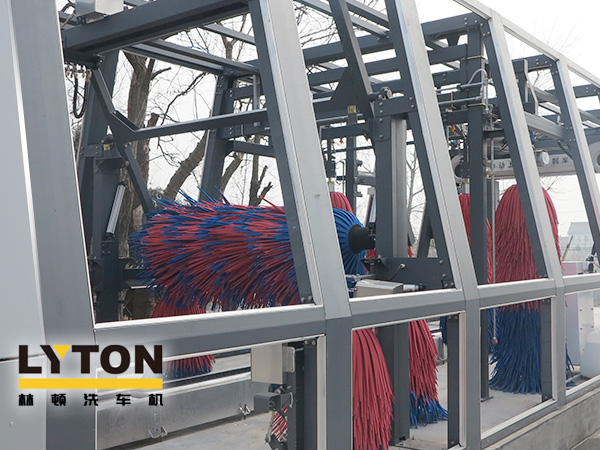 為抵御疫情，目前，各地企業(yè)已經(jīng)根據(jù)不同的行業(yè)特點(diǎn)進(jìn)行復(fù)工或延遲復(fù)工安排，全力抓好復(fù)工復(fù)產(chǎn)各項(xiàng)工作。林頓電腦洗車機(jī)持續(xù)筑牢安全生產(chǎn)防線，全方位做好復(fù)工前各項(xiàng)疫情防控工作，對(duì)廠區(qū)多次全面消毒工作。