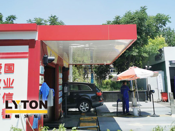 大浪淘沙，服務(wù)致勝。前不久，龍城中石化配置林頓FX-80A系列隧道連續(xù)式電腦洗車機(jī)。該加油場(chǎng)站始終秉持“服務(wù)創(chuàng)造價(jià)值”的經(jīng)營(yíng)理念，不斷提高員工服務(wù)意識(shí)，努力提升服務(wù)品質(zhì)，從而促進(jìn)業(yè)績(jī)提升。