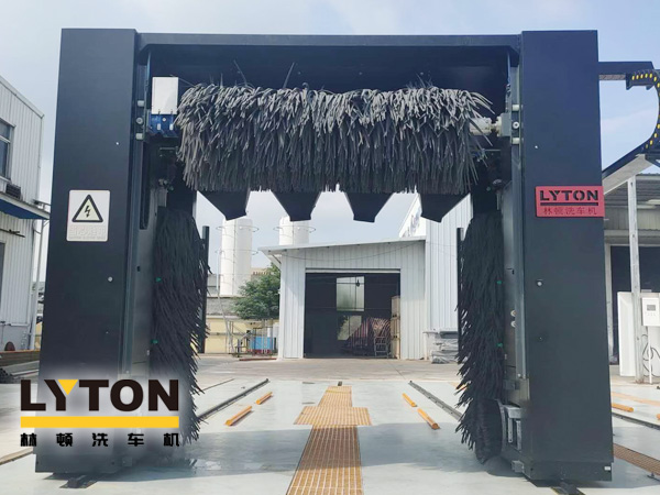 全身黑化,力量感十足！配泡棉軟刷、塑玻絲輪刷、低噪音固定式強(qiáng)力頂風(fēng)機(jī)系統(tǒng)，設(shè)備經(jīng)久耐用——林頓五刷龍門(mén)往復(fù)式電腦洗車(chē)機(jī)