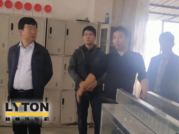 崔總向領(lǐng)導(dǎo)們講解了整個(gè)林頓電腦洗車機(jī)生產(chǎn)流程及工藝制作，對(duì)于電腦洗車機(jī)整個(gè)裝配過(guò)程考察團(tuán)給予了極大的贊許。