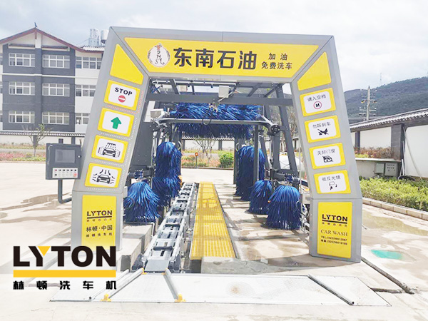 黃色款林頓FX-11系列隧道式連續(xù)全自動(dòng)洗車機(jī)設(shè)備，外表高壓沖洗、仿型超柔刷洗、輪刷清洗等，眾多客戶選擇！