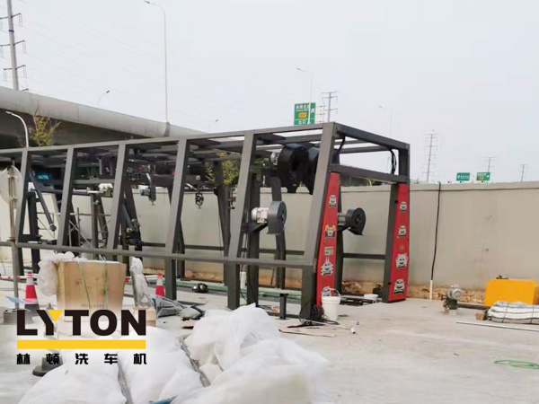 融南匯北 水韻淮安！淮安某單位選購林頓FX11系列隧道式全自動洗車機，現設備主體框架已安裝完畢