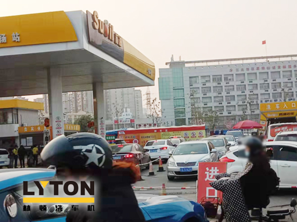  洗車“長(zhǎng)龍”哪里見(jiàn)？蘇油寧揚(yáng)站加油站全自動(dòng)洗車長(zhǎng)期受熱捧