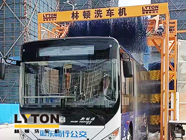為乘客打造整潔乘車環(huán)境，如東暢行公交配置林頓3刷大巴全自動(dòng)洗車機(jī)