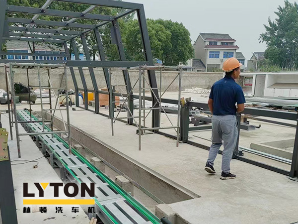 戰(zhàn)高溫、不服“暑”!六合某加油站選配林頓FX11系列全自動洗車機!設(shè)備安裝中...