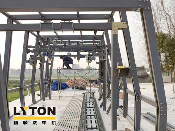 量身定制的解決方案、強(qiáng)大的洗車吞吐能力、卓越的汽車清洗效果、超高的盈利能力——隧道式全自動(dòng)洗車機(jī)