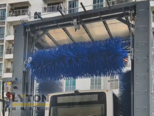 廣東某公交公司引進(jìn)林頓LM-360系列往復(fù)式巴士洗車機(jī)