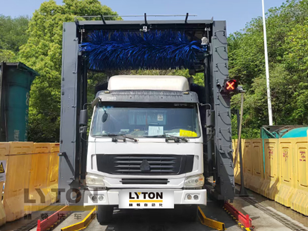 林頓龍門往復(fù)式巴士洗車機(jī)、移動(dòng)大巴洗車機(jī)！廣泛應(yīng)用于全國(guó)各大城市公交系統(tǒng)