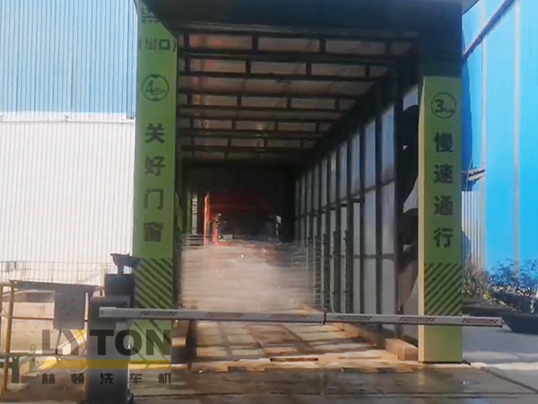 南京林頓ZX-400型自行式洗車機作業(yè)視頻，廣泛應用于園林環(huán)保、城市管理及固體垃圾填埋場、煤礦、有色金屬礦場等場所